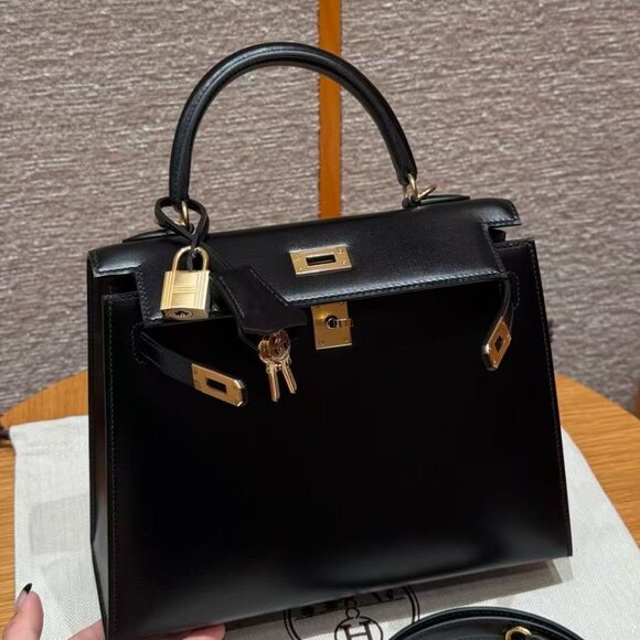 Classic Hermes Bag: A Stylish and Versatile Choice for Elegance - Picture 3 of 12